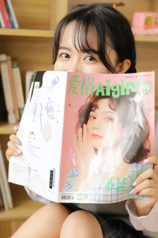 新婚夫妇隔着窗帘按摩
